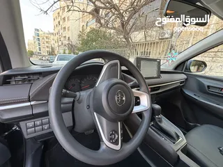 7 تويوتا يارس 2023 وارد الشركة المركزية لون مميز للبيع بسعر مغري مالك أول قاطعة 1800 km