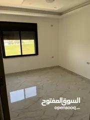  17 شقة طابق اخير مع روف/ مساحة 205م/ شفا بدران/ ترس واسع و مطل على شارعين/ صرف صحي واصل