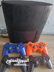  1 بلاستيشن 3 بحاله ممتازه نازل عليها بكج العاب معها اربع ايدين ووصلتين شاحن