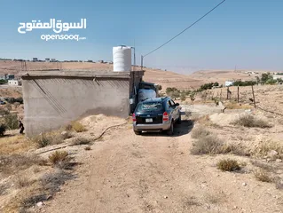  27 لقطة ؛ أرض زراعية مع غرفة على حدود الطفيلة والكرك ، تصلح للاستثمار كمزرعة سياحية أو منتجع سياحي