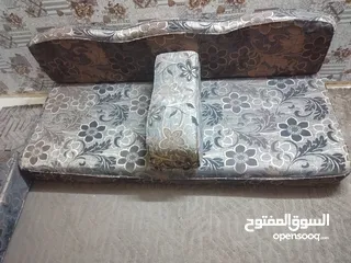  2 جلسه عربية اسفنج ضغط 18 مع طاولات خشب مع سجاده خمسة باربعه ونص متر بحالة الوكالة.