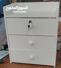  8 كومدينا خشب أنيقة وعملية، 3 جرارات ودرج علوي فيه قفل عشان تحفظ أغراضك الخاصة بأمان!