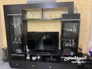  1 طاولة تلفاز بحالة ممتازة  مع التلفاز