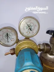  2 جرة غاز هيليوم للبيع فيها فوق النص مع الساعة