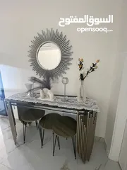  2 طقم طاولات وقنصل مع مراي للبيع