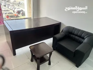  4 طقم كنب جديد جلد مع مكتب بسعر رمزي