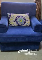  2 كنب ازرق اللون و خشب داخلي ممتاز