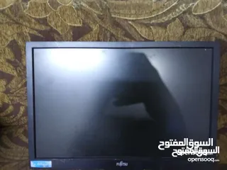  3 شاشه كمبيوتر داخلها سماعات