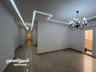  13 شقة في عمارات بعد الباب الخلفي لجامعة ناصر الدور الأول موقع ممتاز تشطيب ممتاز للإيجار