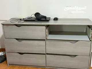  2 خزانه ملابس مع خزانة جوارير حال الوكاله للبيع المستعجل اليوم فقط بسعر حرق