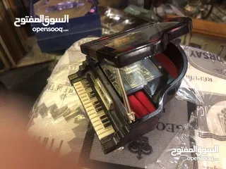  1 مصغرات بيانو مع عربه الاثنين فيهم موسيقى