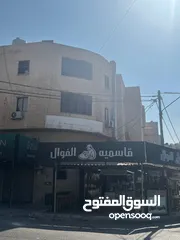  7 مجمع تجاري في وسط إربد عبارة عن محلات وشقق مع تسوية