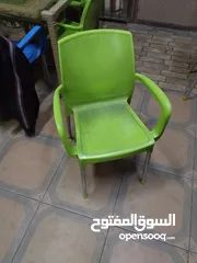  3 طاولات زجاج وبلاستك عدد6 مع كراسيهم بحالة جيدة  يصلحن لمطعم أو للقهوة