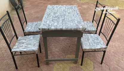  1 طاولة و4 كراسي