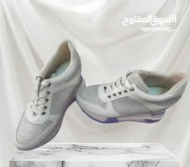  4 بوط عرايسي لون ابيض بوط لون ابيض مع لمعه سلفر استعمال مره واحده نمرة 39 قالب صغير يلبس نمرة اصغر