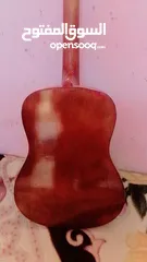  1 جيتار تعليمي مع ريشه