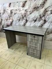  1 مكتب خشبي عملي وأنيق للبيع، مناسب للموظفين، الطلاب، أو الاستخدام المنزلي. يتميز بتصميم عصري