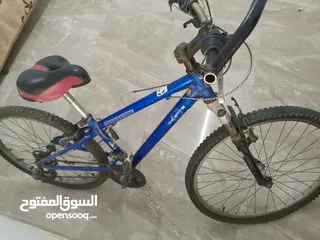 2 بسكليت نمرة 26 عليه سنوبرس امامي غيار امامي 7 وخلفي 3 جنط امامي خلفي جديد
