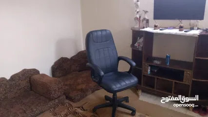 3 مكتب جديد خشب اصلي وكراسي جديدة للبيع بسعر مغري