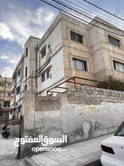  6 عماره ثلاث طوابق + حوش كبير + بئر ماء  حي الحسين مقابل مدارس ارض العز بالقرب من مخابز يوسف فرح