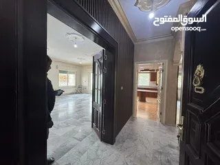  5 شقه طابق اول 190 متر خلف سوق السلطان