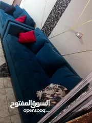  1 طقم كنب للبيع ، غير مدعوك لا يوجد في الخشب اي كسور ولا تمزق بالقماش معه ركايات ظهر عدد 5 ممتازات