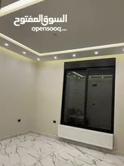  4 عرض فاخر - لم تسكن - طريق المطار - بتشطيبات خاصة - ترس بإطلالــــه بانوراما