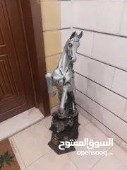  1 تمثال حصان