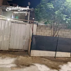  2 شقة للبيع في مخيم الزرقاء قرب المجمع الجديد مكونة من غرفتين وصالون وساحة خارجية مبلطة بالكامل البيت
