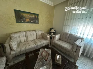  1 كنب و طاولات ضيوف للبيع بحاله جيده جدا