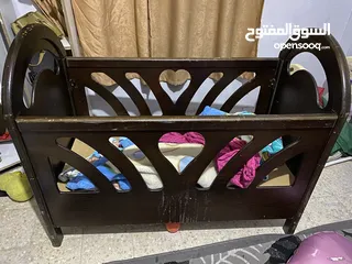  1 تخت بيبي بدرجين مساحة تخزين جيدة استعمال خفيف بحاجة لرشة دهان فقط