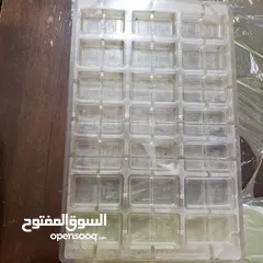  2 قوالب شوكلاتة عظم بحالة جيدة