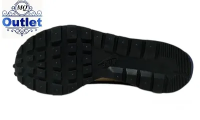  4 حذا رجالي رياضي ماركة Nike  متوفر اللون البيج مقاس 42     واللون الاصفر 46  كود  CT3550-700 فيتنامي
