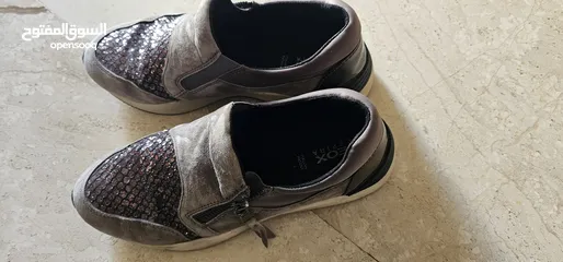 2 حذاء بناتي سبور للبيع