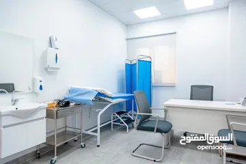  2 عيادة مجهزة بالكامل للطب العام للضمان، موقع مميز و عيادة تستقبل مرضى بشكل يومي و فيها جميع مستلزمات