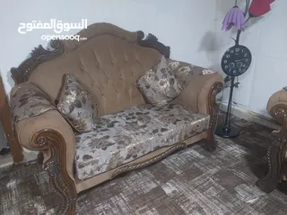  4 طقم كنب للبيع مكون من تسع مقاعدبحالة جيدة خشب زان بسعر مغري