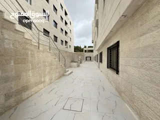  8 شقه شبه ارضي مميزة مساحة 240م مع تراس 200م بسعر مميز (مشروع 112)