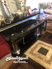  1 طاوله شاشه ياخوان هاي الصوره مش الطاوله ع واقع احله بكثير جديده مابيها ولا اي شي بس اصلح التلفون أو