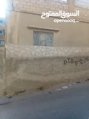  6 بيت مكون من طابقين وشقه بجانبهم للبيع