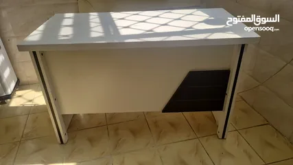  4 للناس يلي بتحب الدراسة و العمل و فرنالكم مكتب دراسي انيق و عملي جدا خشب لامينت مكفول