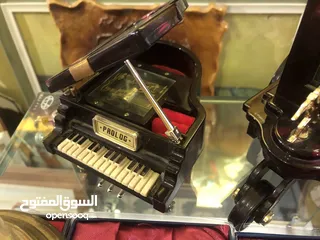  1 مصغرات بيانو مع عربه الاثنين فيهم موسيقى