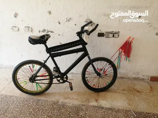  1 بسكليت جنط 20 عليها جنزير سدر