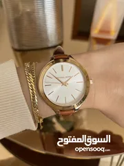  4 ساعة مايكل كورس ذهبية وجلد أصلية و مختَّمة  بحالة ممتازة  الساعة انيقة جداً Micheal Kors