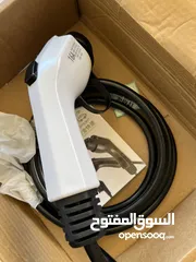  1 شاحن كهربائي جديد غير مستخدم
