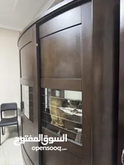  7 خزانة صناعة تركيا أبواب جرار مع زجاج في الوسط خشب ذو جودة عالية شكل الخزانة مقوس اي اكبر مساحة