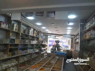  7 محمص للبيع بكامل عدته وديكوره وبضاعته البيع بداعي السفر المحمص يعمل بشكل جيد وقابل للتطوير والتوسيعو