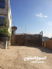  18 بيت طابقين ومخازن بابين في إربد قرية حبكا