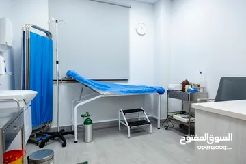  3 عيادة مجهزة بالكامل للطب العام للضمان، موقع مميز و عيادة تستقبل مرضى بشكل يومي و فيها جميع مستلزمات