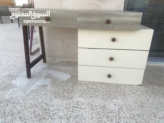  1 مكتب مستعمل بحالة جيدة عريانة تقديم طعام  بحالة جيدة  تواليت صغير بحالة جيدة