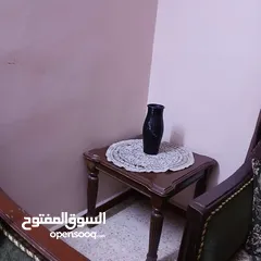  4 طقم كنب زان مرتب بسعر مغري مع طاولتين للبيع